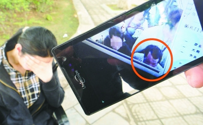 男子轻轨上骚扰妇女遭拒后殴打对方 无人制止(图) 