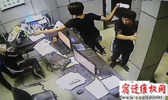 海口一派出所被名10名男子冲击案发时监控录像