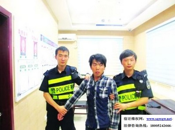 少女10声大哥喊退色狼，嫌疑人蓝某被警方抓获。