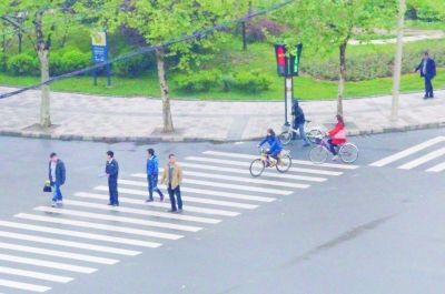 宿迁:闯红灯记录或影响考公务员(图)