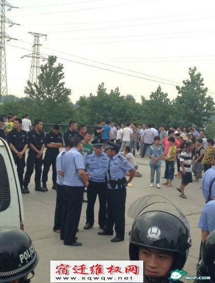 安徽阜阳发生千人抢尸事件现场(组图3)